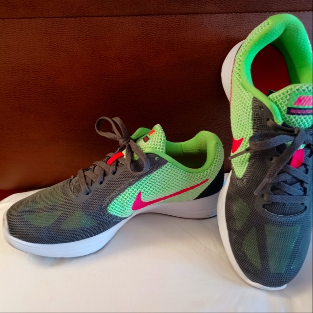 NIKE REVOLUTION SIZE 8